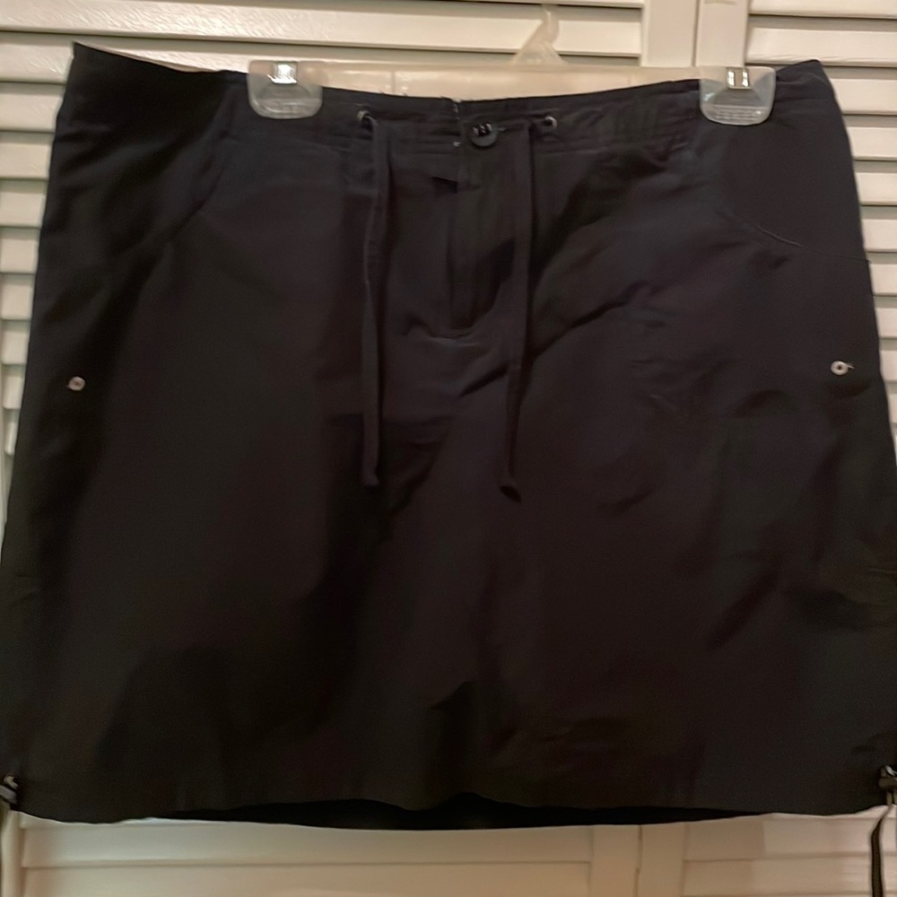Columbia. Size L. Black.